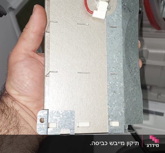 חלק מתכתי עם חוטים אדומים ולבנים